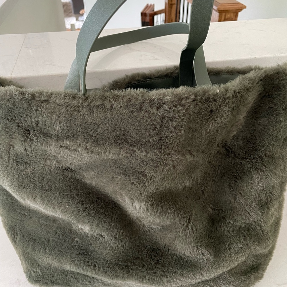 Reversible tote